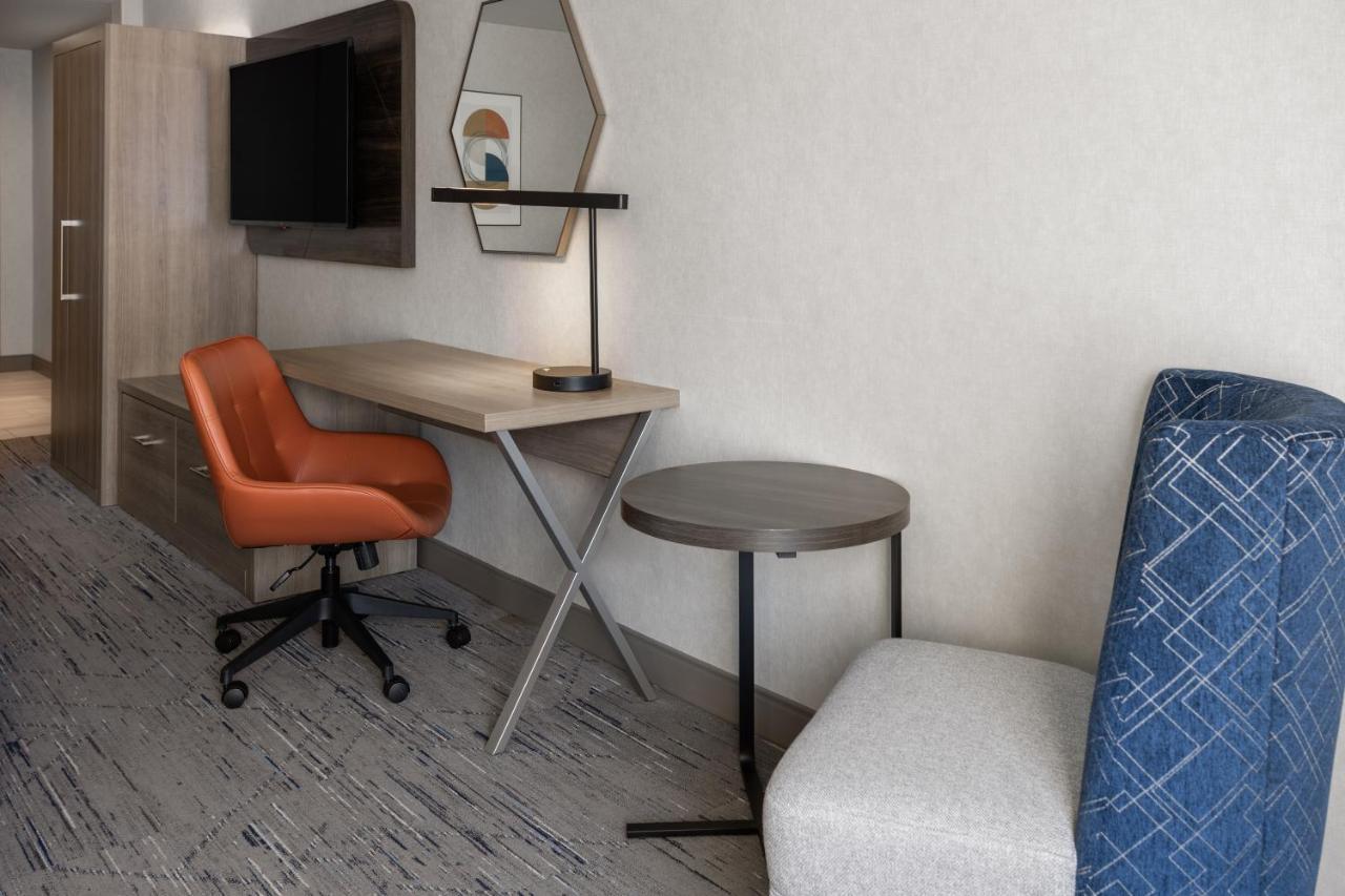 Holiday Inn Express Hotel & Suites Brattleboro By Ihg Exterior foto