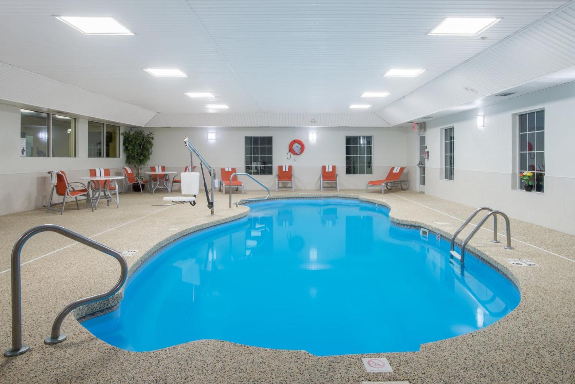 Holiday Inn Express Hotel & Suites Brattleboro By Ihg Exterior foto