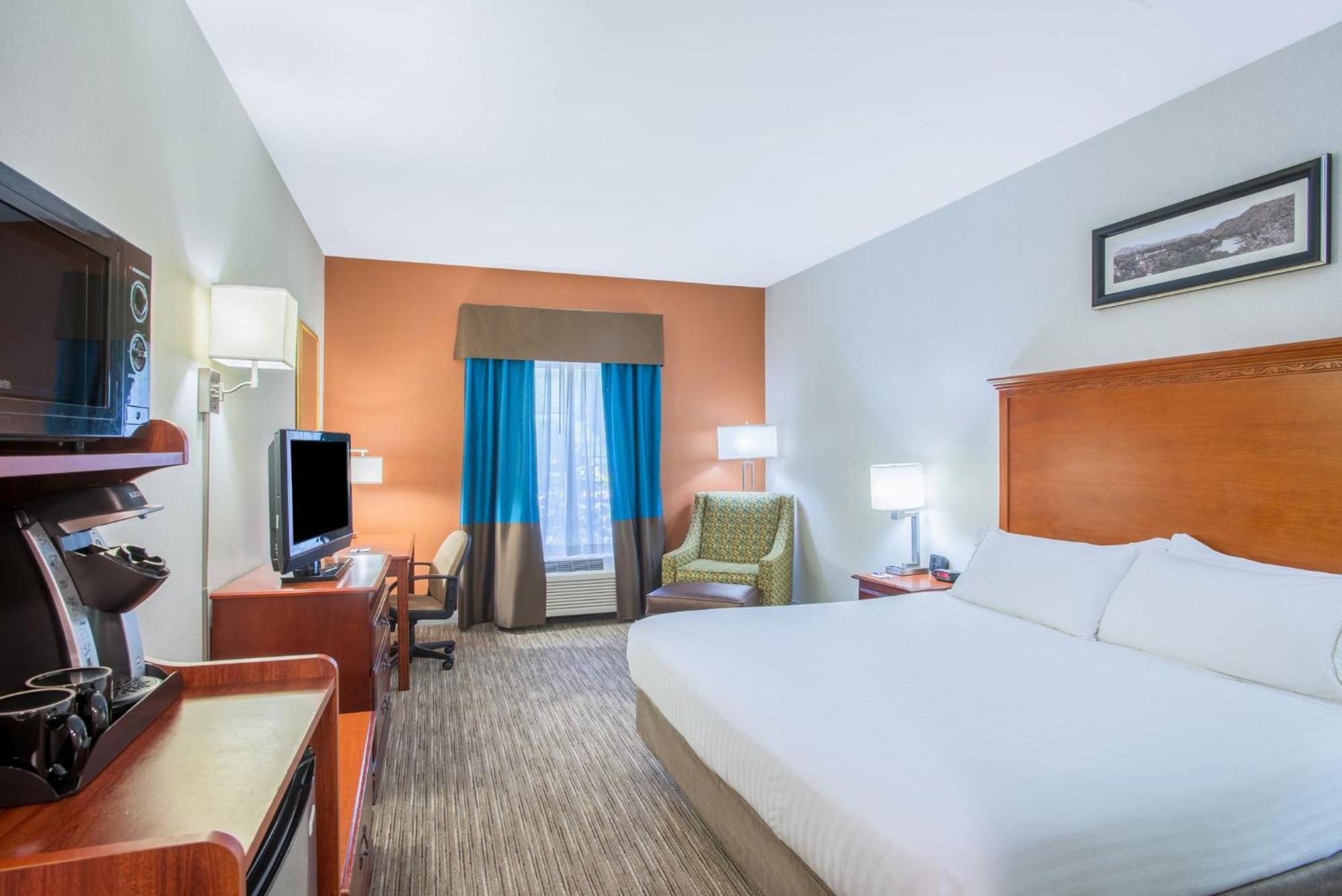 Holiday Inn Express Hotel & Suites Brattleboro By Ihg Exterior foto