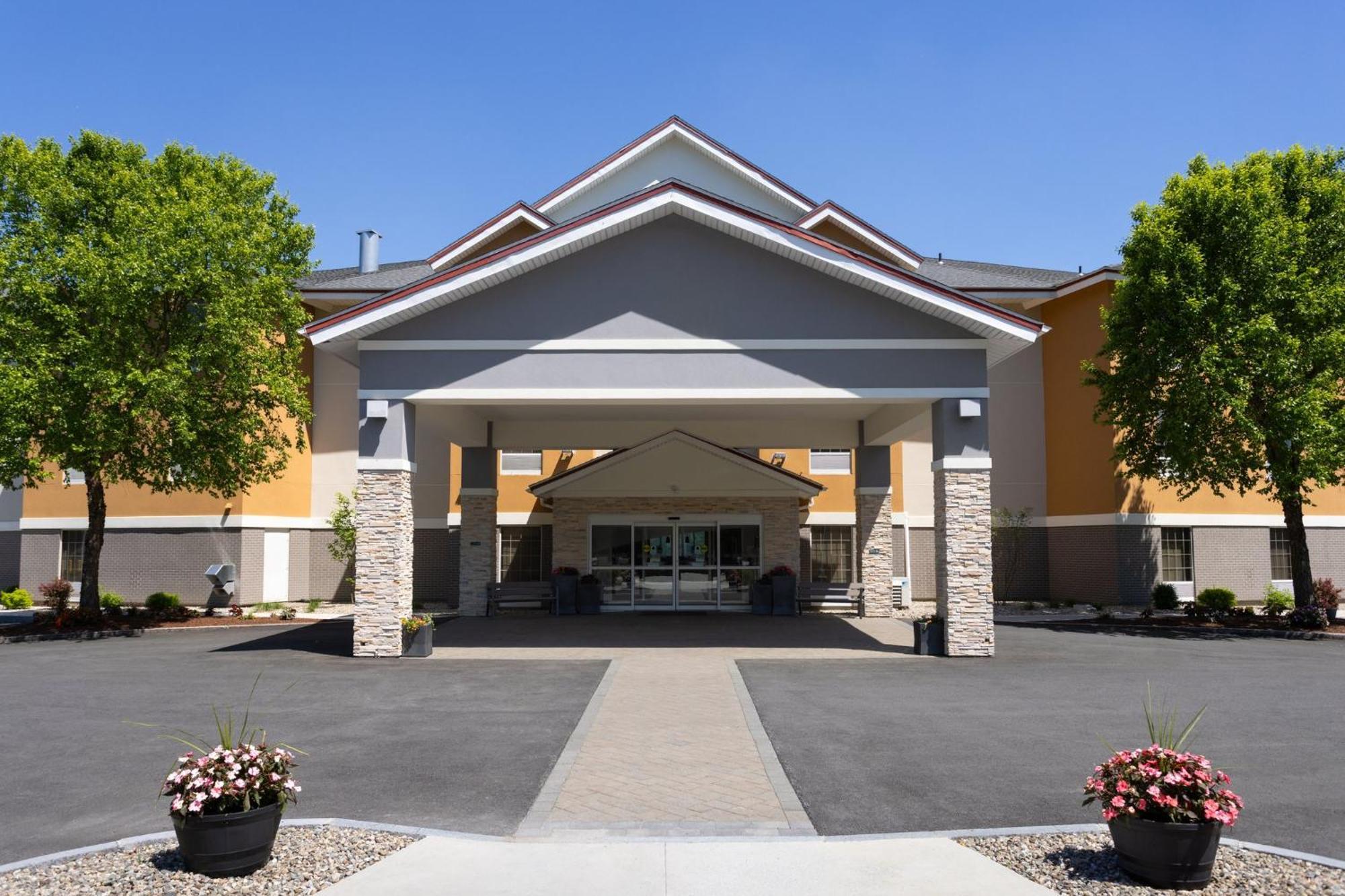 Holiday Inn Express Hotel & Suites Brattleboro By Ihg Exterior foto