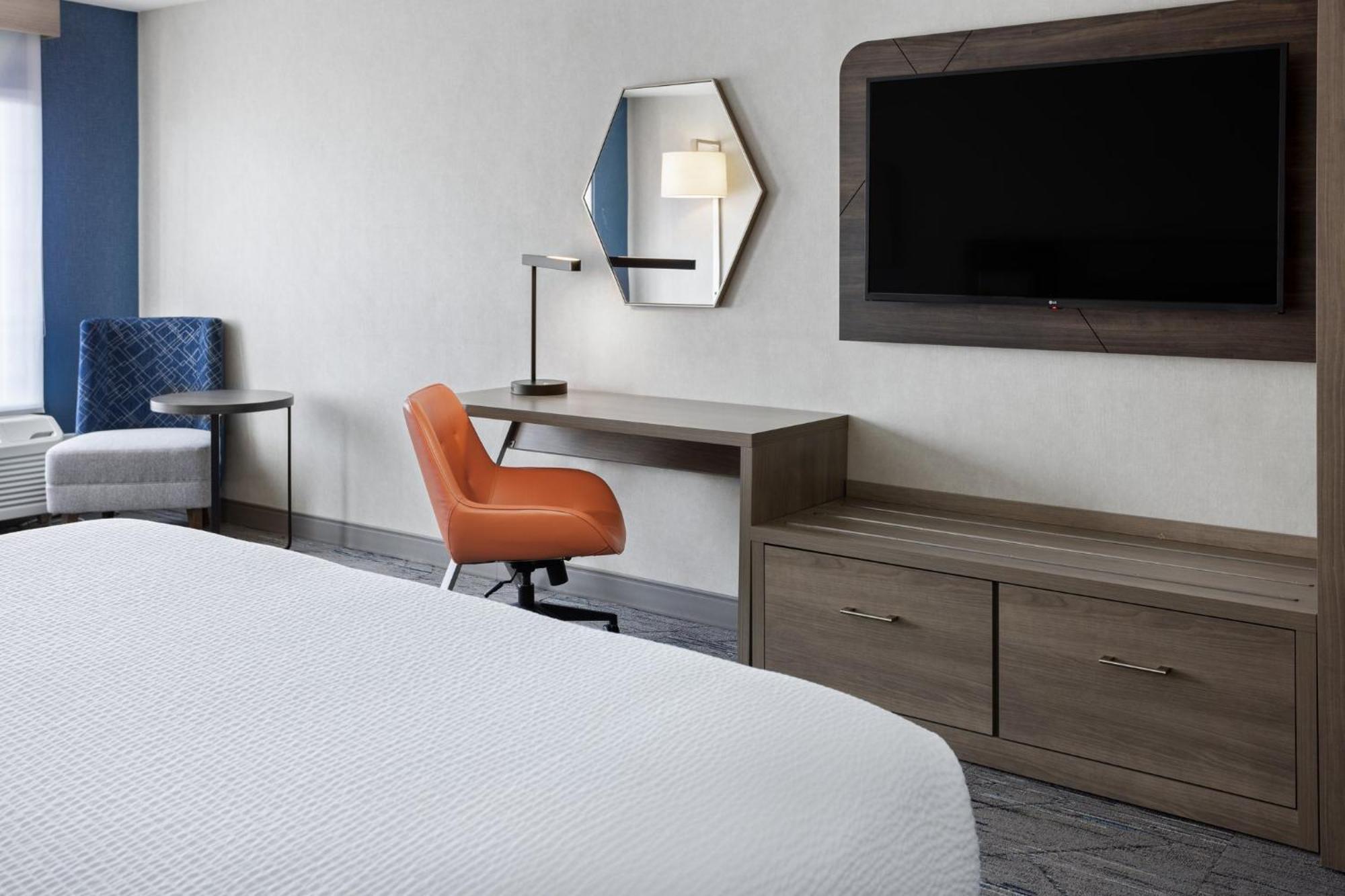 Holiday Inn Express Hotel & Suites Brattleboro By Ihg Exterior foto